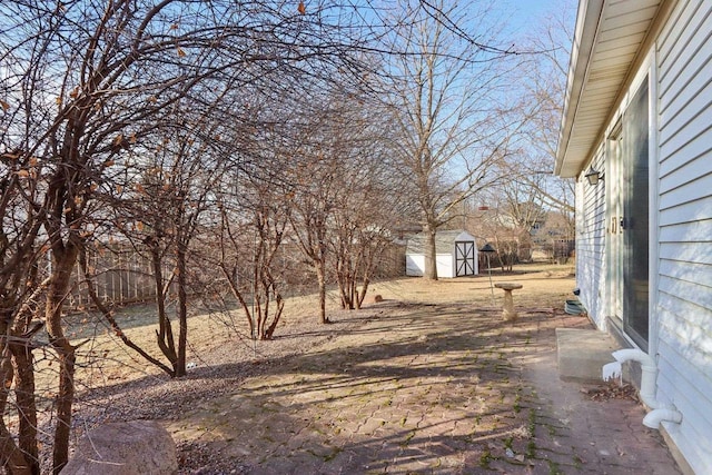 view of yard featuring a shed