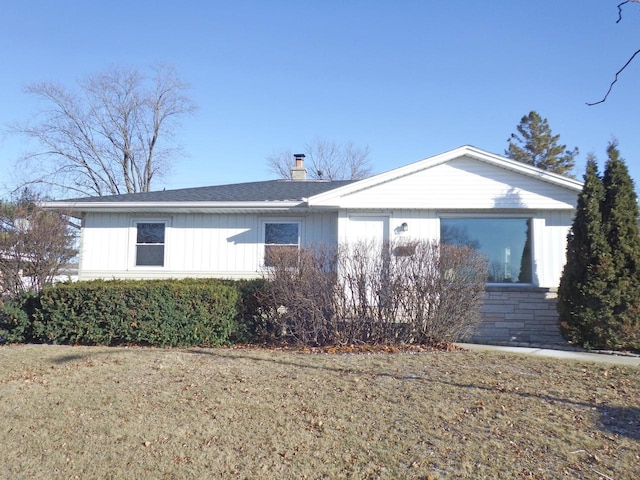 view of front of house featuring a front lawn