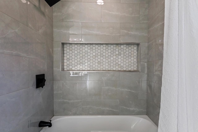 bathroom featuring tiled shower / bath