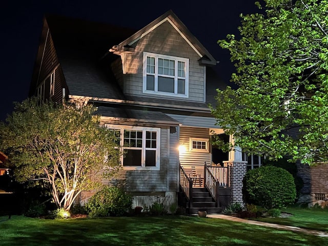 view of front of property featuring a front yard