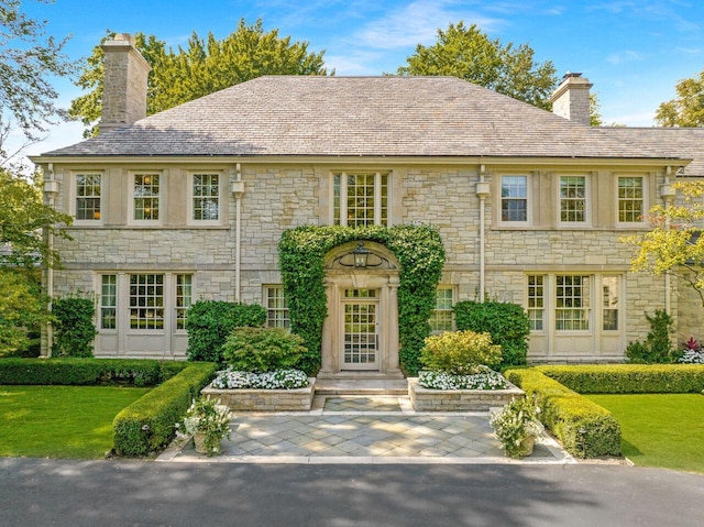 view of front of property with a front yard