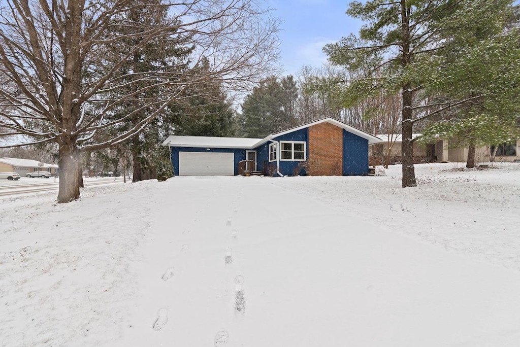 view of front facade with a garage