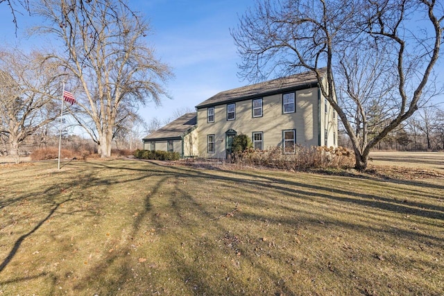 view of front of house featuring a front lawn