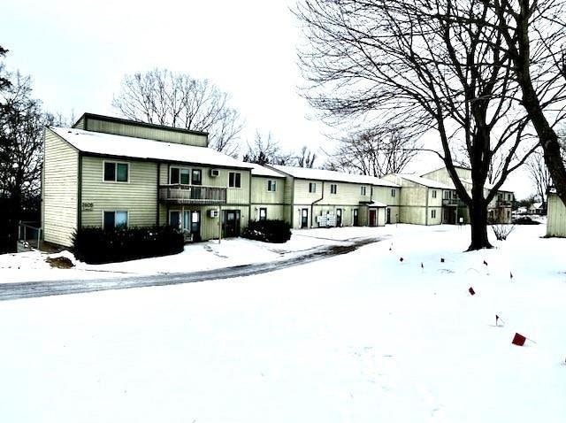 view of front of property featuring a balcony