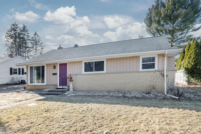 ranch-style house featuring a front lawn