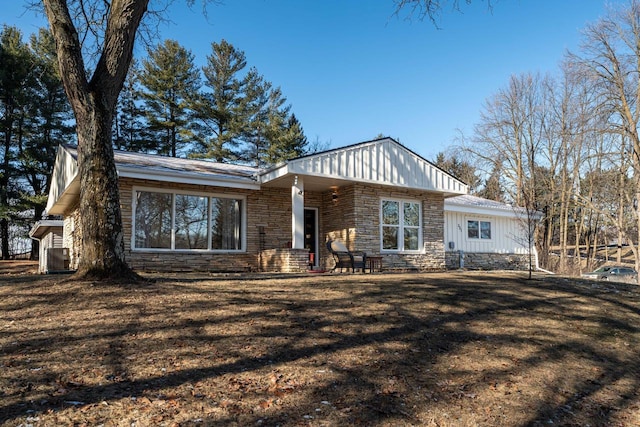 ranch-style home featuring a front lawn