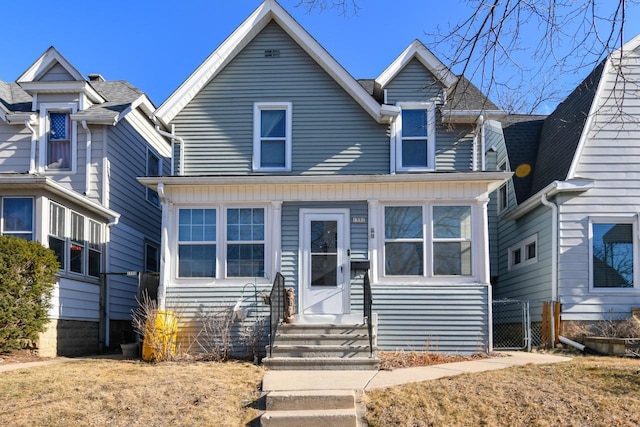 view of front of property featuring a front lawn