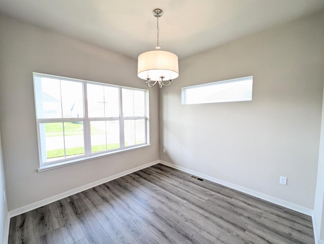 6839 Belle Fontaine Blvd, Middleton, WI 53562 - unfurnished room with wood finished floors, a chandelier, and baseboards
