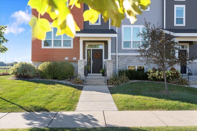 view of front of house featuring a front yard