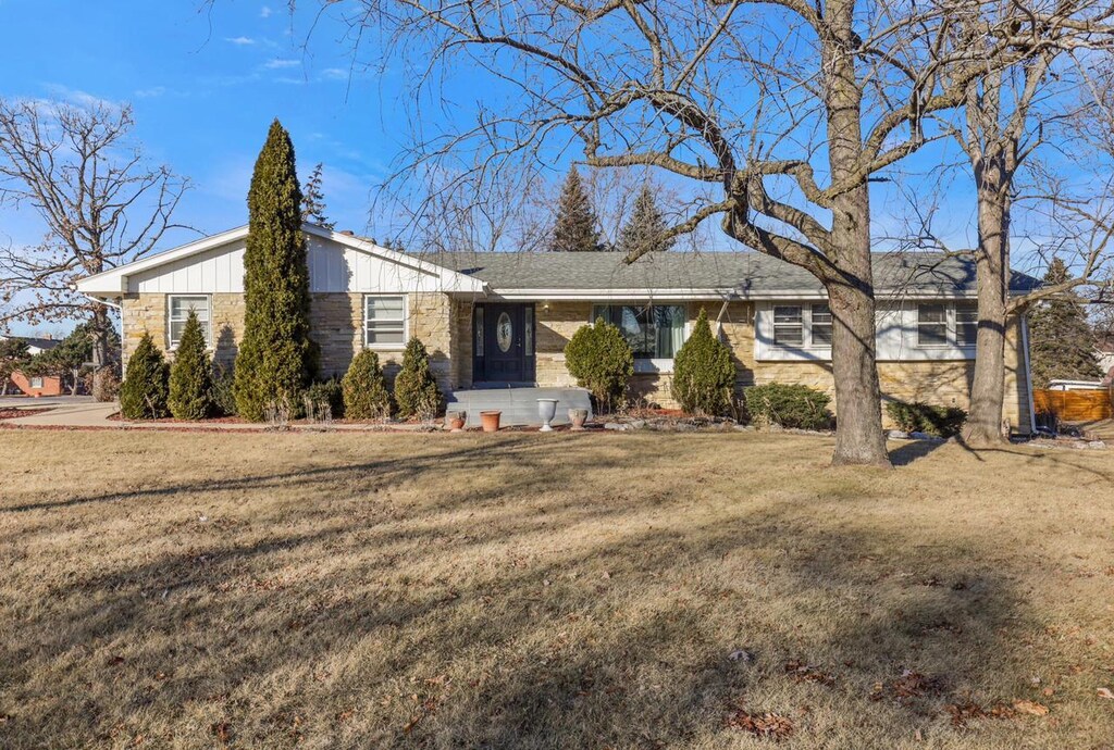 single story home featuring a front yard