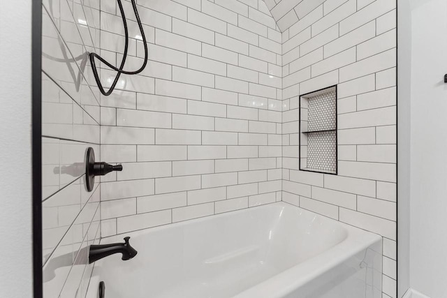 bathroom with tiled shower / bath combo