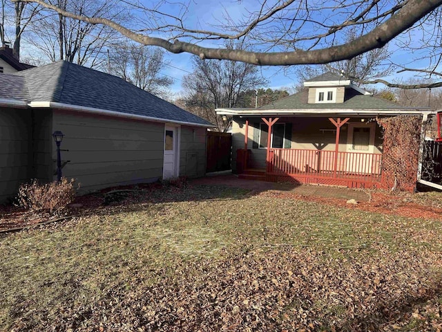 view of front of house with covered porch and a front yard