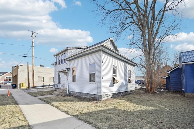 view of front of property featuring a front lawn