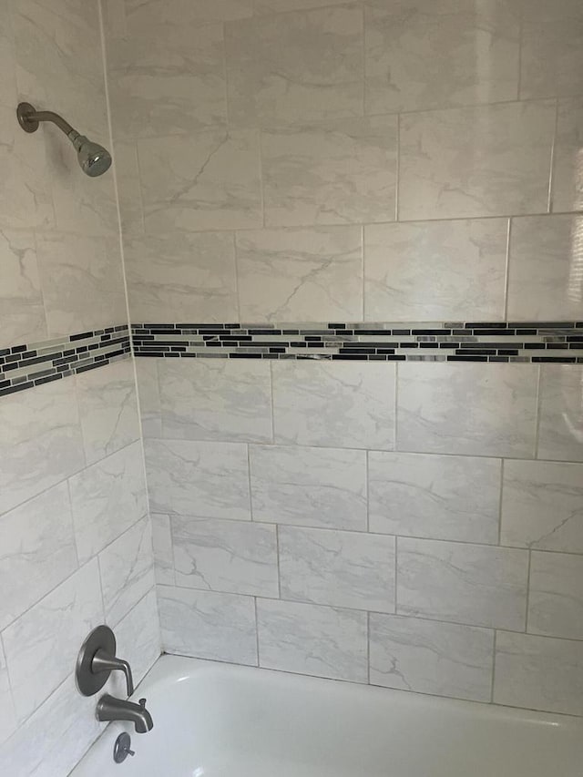 bathroom with tiled shower / bath combo