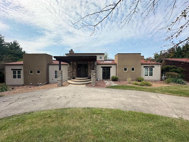 view of front of property with a front lawn