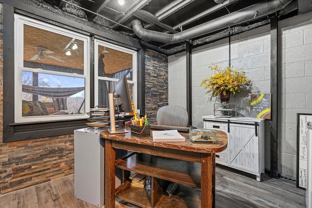 sunroom featuring ceiling fan