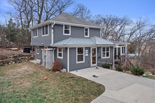 view of front of property featuring a front lawn