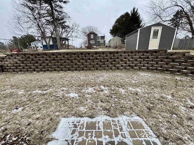 view of yard featuring a shed