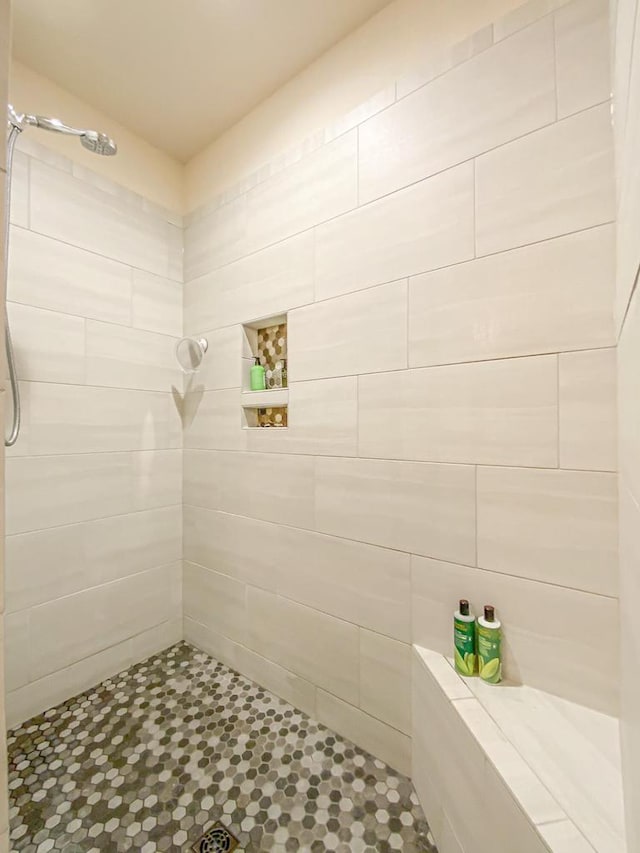 bathroom featuring tiled shower