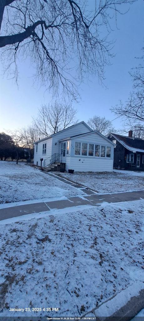 view of front of property