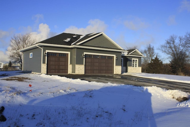 view of front facade with a garage