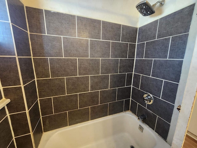 bathroom featuring tiled shower / bath combo