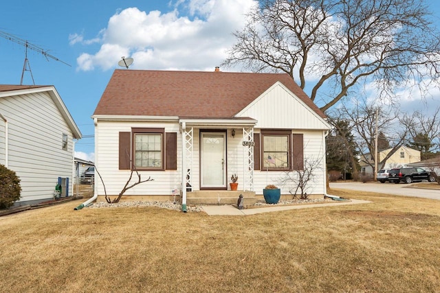 view of front facade featuring a front yard