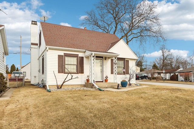 view of front of property featuring a front yard