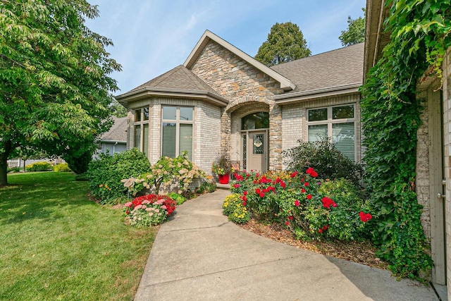 view of front facade with a front yard