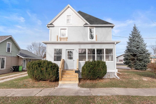 view of front of property featuring a front yard