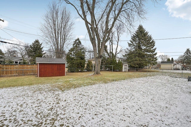 view of yard with a storage unit