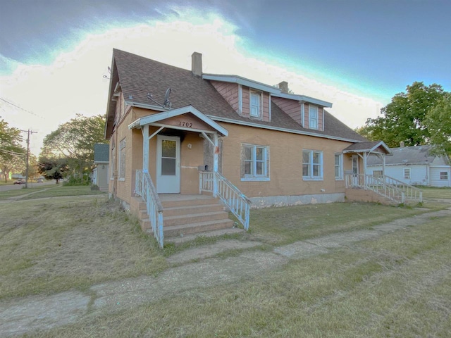 view of front facade featuring a front lawn