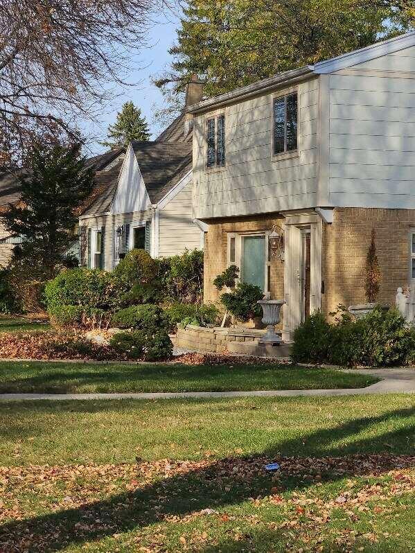 view of front of home featuring a front yard