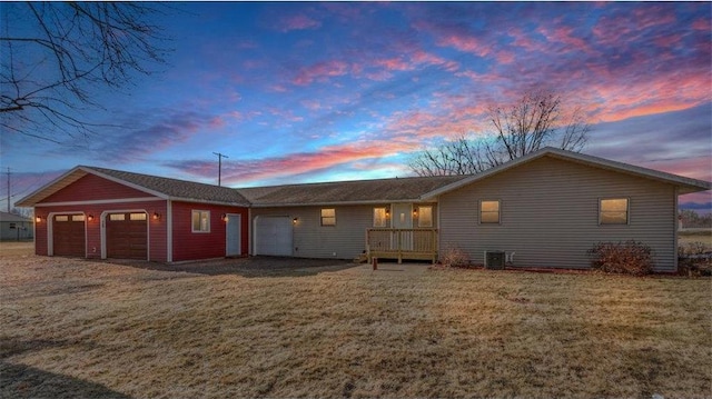 view of front facade featuring a garage and a lawn