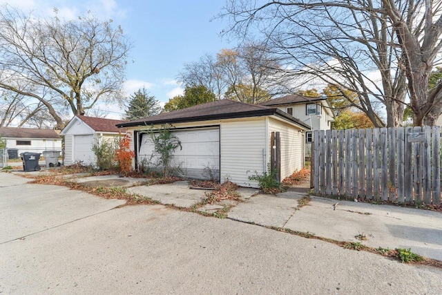 view of front of home featuring an outbuilding and a garage