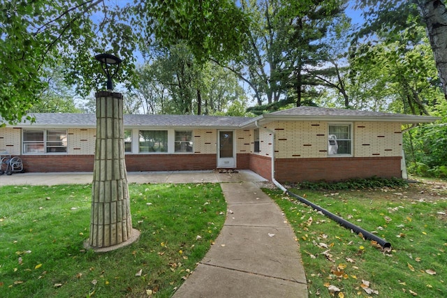 single story home featuring a front lawn