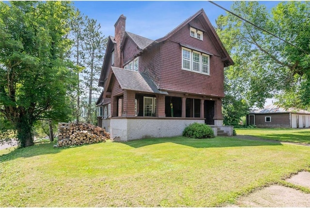 view of front of home featuring a front lawn