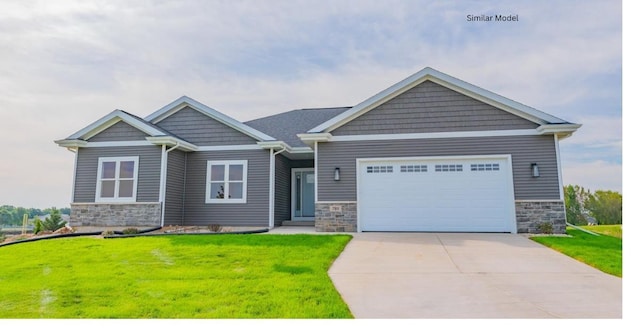 craftsman house featuring a garage and a front lawn