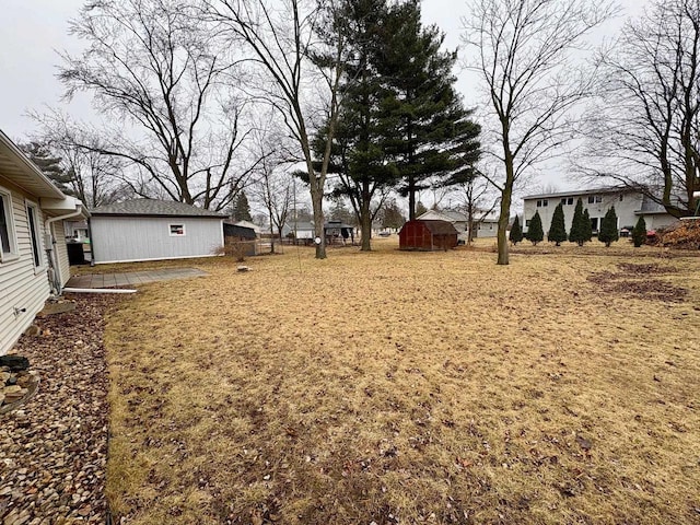 view of yard with a storage unit