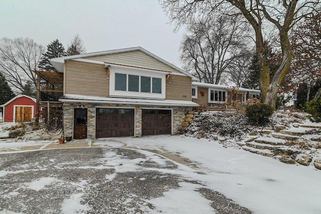 view of front facade featuring a garage