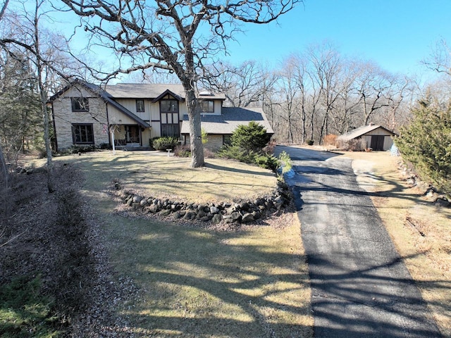 view of front of home featuring an outbuilding and a front yard