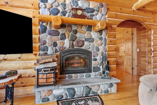 details featuring hardwood / wood-style flooring