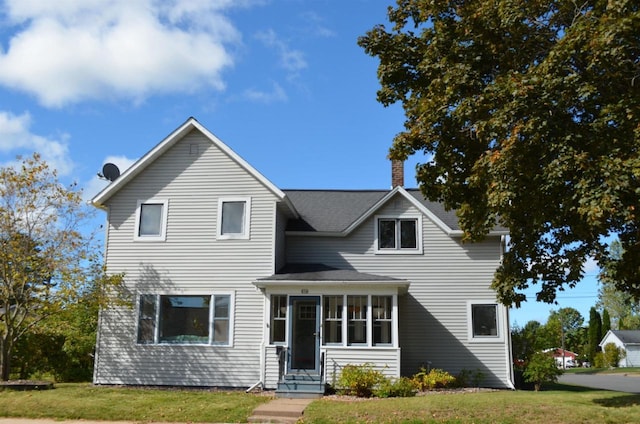 view of front facade with a front lawn