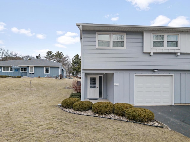 view of front facade featuring a garage and a front lawn