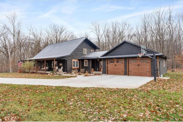 view of front of house featuring a garage, a porch, and a front yard