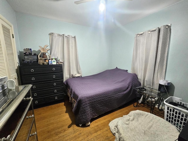 bedroom featuring light hardwood / wood-style flooring, a closet, and ceiling fan