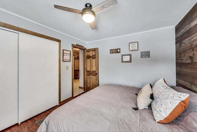 bedroom with hardwood / wood-style floors, ceiling fan, and a closet