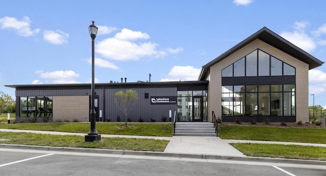 exterior space featuring a front yard