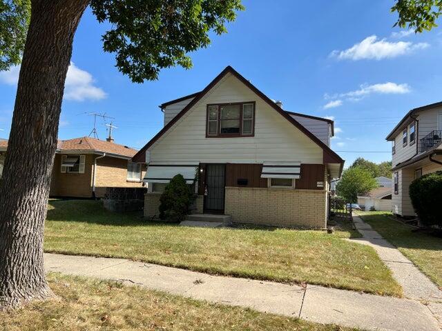 view of front of home with a front lawn