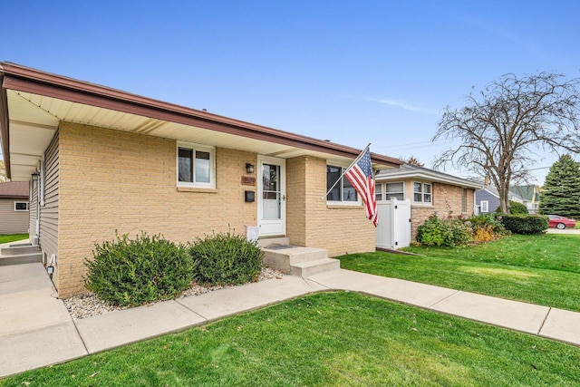 view of front of property featuring a front yard